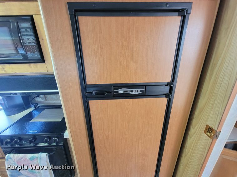 image for item IF9975 2000 Fleetwood Bounder  RV