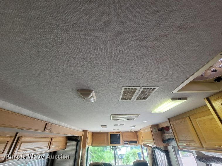 image for item IF9975 2000 Fleetwood Bounder  RV