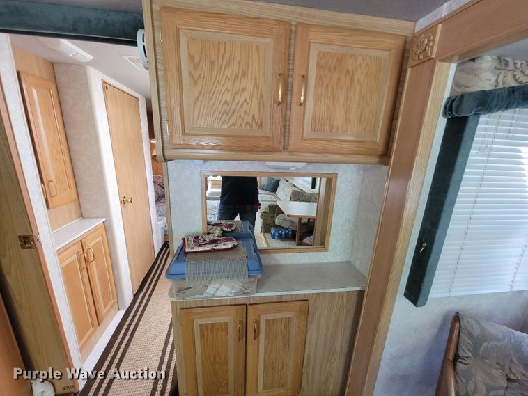image for item IF9975 2000 Fleetwood Bounder  RV