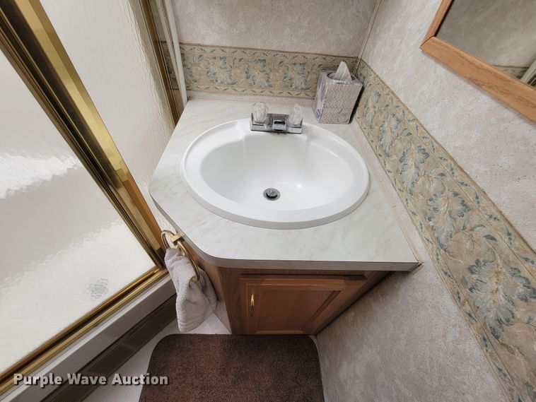 image for item IF9975 2000 Fleetwood Bounder  RV