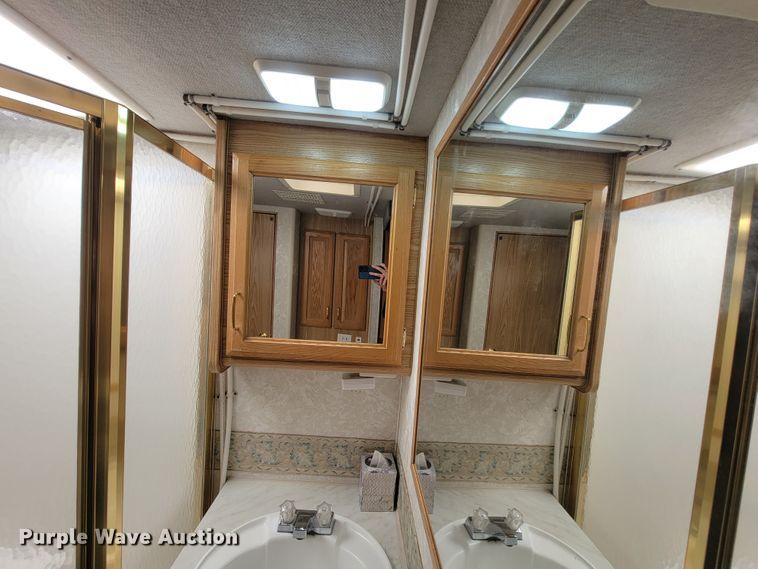 image for item IF9975 2000 Fleetwood Bounder  RV