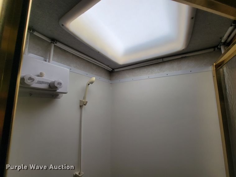 image for item IF9975 2000 Fleetwood Bounder  RV