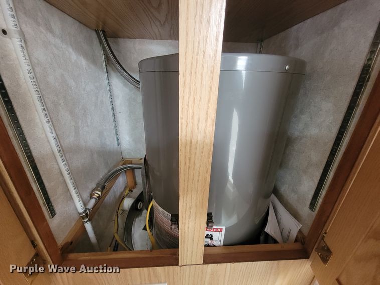 image for item IF9975 2000 Fleetwood Bounder  RV