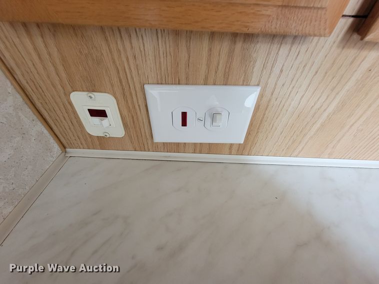 image for item IF9975 2000 Fleetwood Bounder  RV