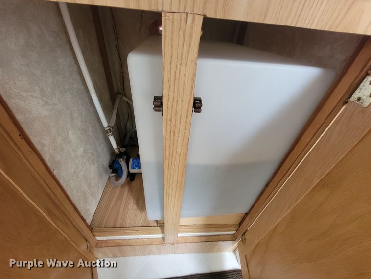 image for item IF9975 2000 Fleetwood Bounder  RV