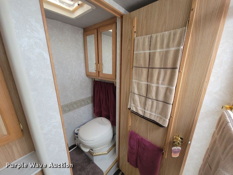 image for item IF9975 2000 Fleetwood Bounder  RV