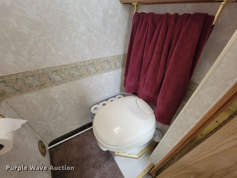 image for item IF9975 2000 Fleetwood Bounder  RV