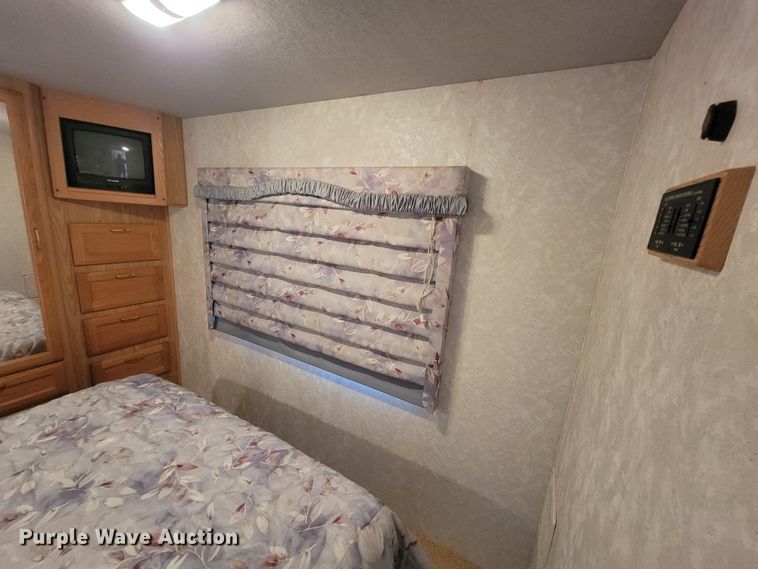 image for item IF9975 2000 Fleetwood Bounder  RV