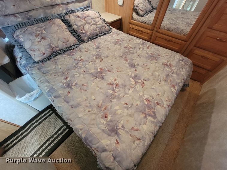 image for item IF9975 2000 Fleetwood Bounder  RV