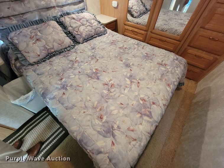 image for item IF9975 2000 Fleetwood Bounder  RV