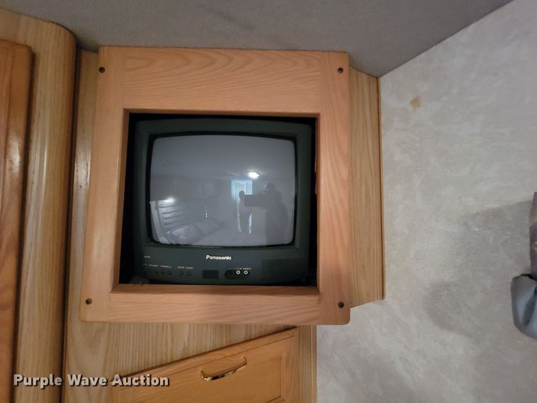 image for item IF9975 2000 Fleetwood Bounder  RV