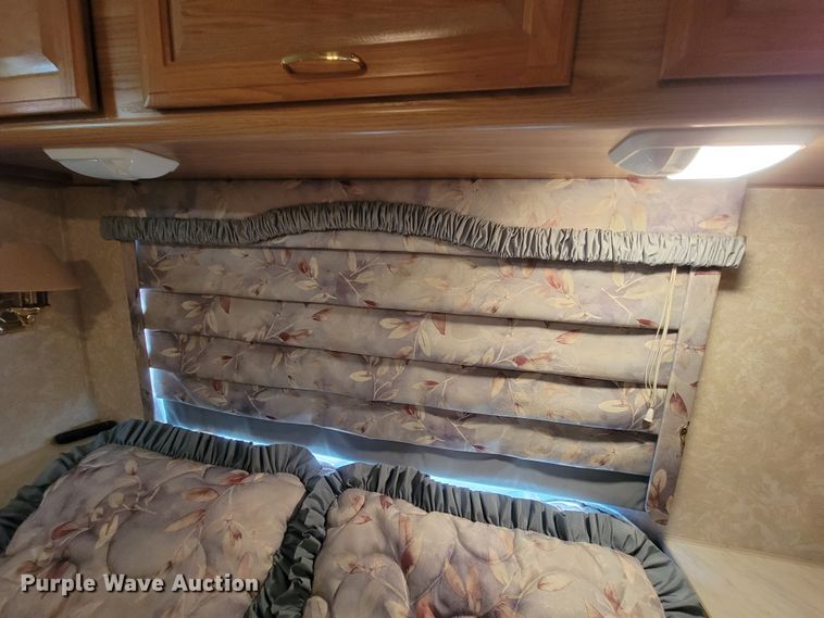 image for item IF9975 2000 Fleetwood Bounder  RV