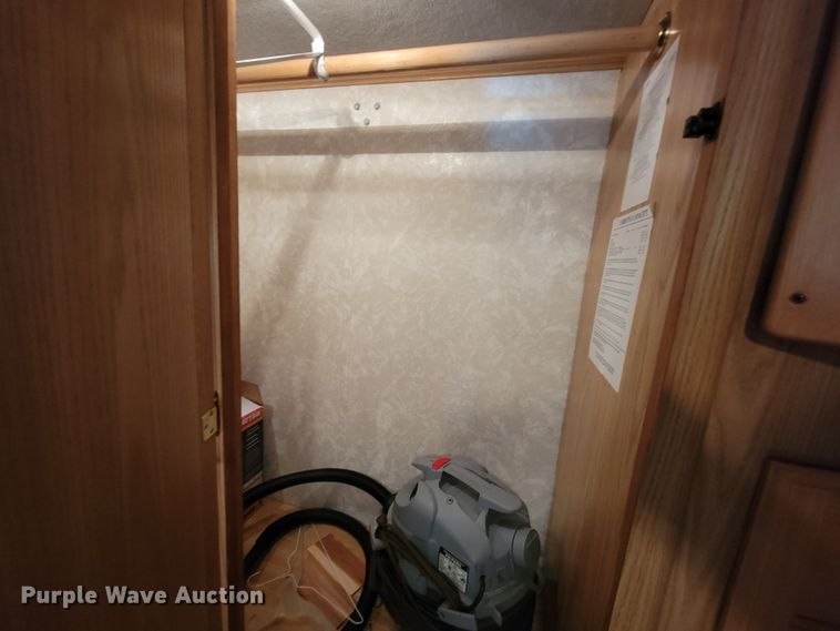 image for item IF9975 2000 Fleetwood Bounder  RV