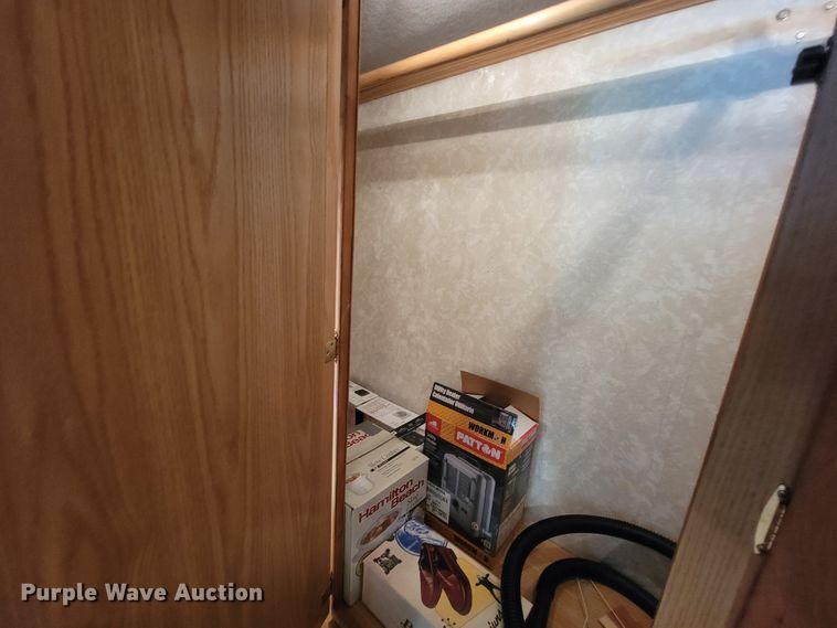 image for item IF9975 2000 Fleetwood Bounder  RV