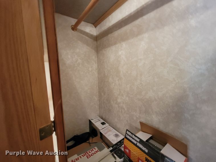 image for item IF9975 2000 Fleetwood Bounder  RV