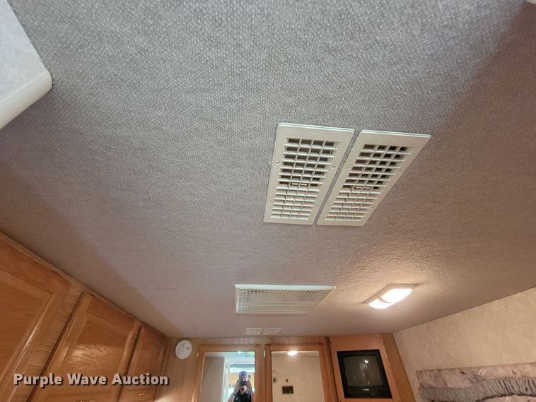 image for item IF9975 2000 Fleetwood Bounder  RV