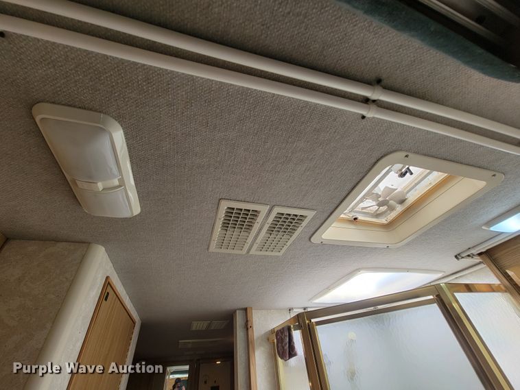 image for item IF9975 2000 Fleetwood Bounder  RV