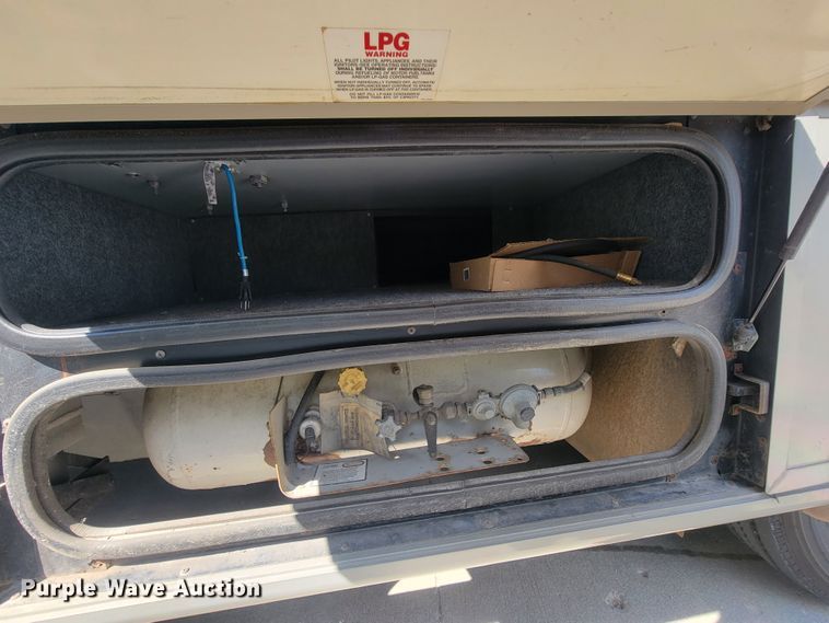 image for item IF9975 2000 Fleetwood Bounder  RV