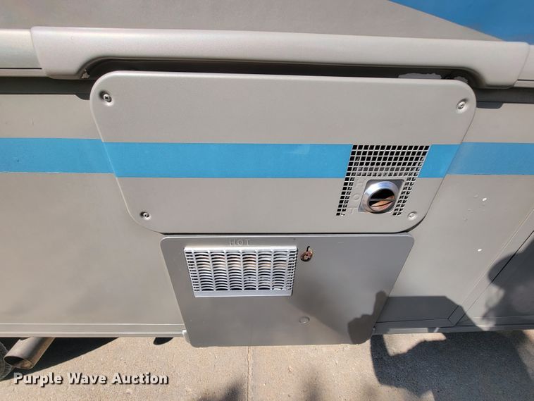 image for item IF9975 2000 Fleetwood Bounder  RV