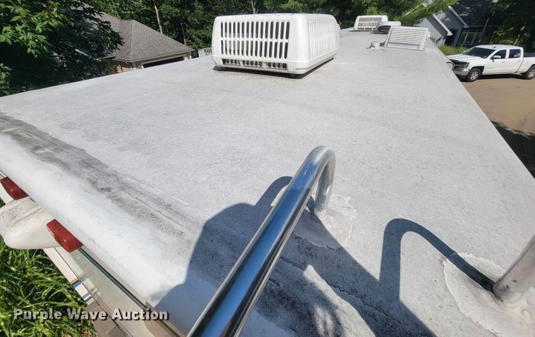 image for item IF9975 2000 Fleetwood Bounder  RV