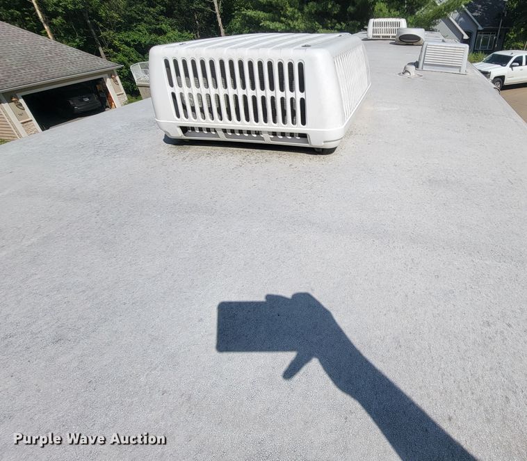 image for item IF9975 2000 Fleetwood Bounder  RV