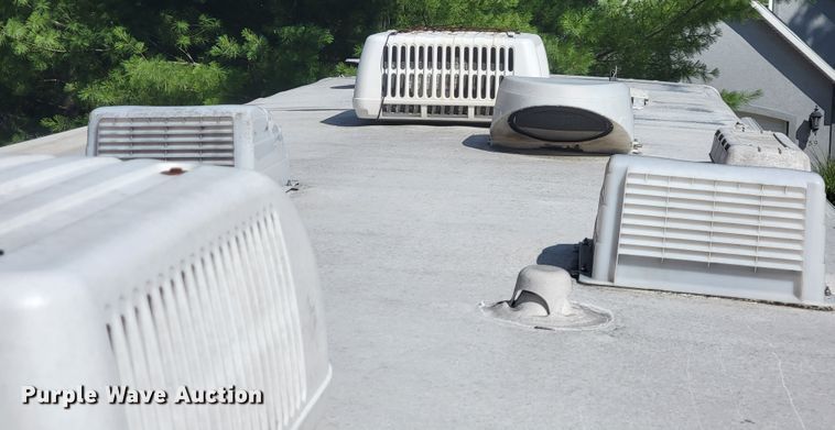 image for item IF9975 2000 Fleetwood Bounder  RV