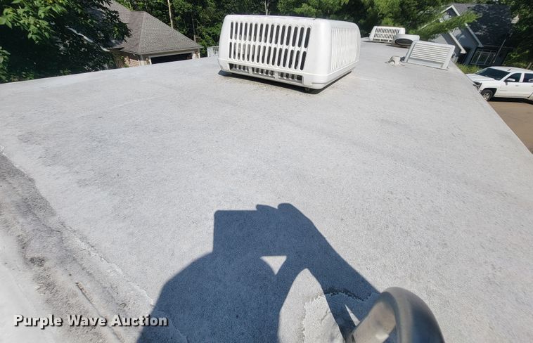 image for item IF9975 2000 Fleetwood Bounder  RV