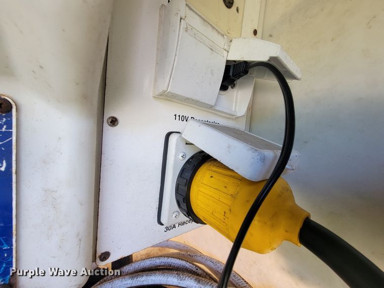 image for item IF9975 2000 Fleetwood Bounder  RV