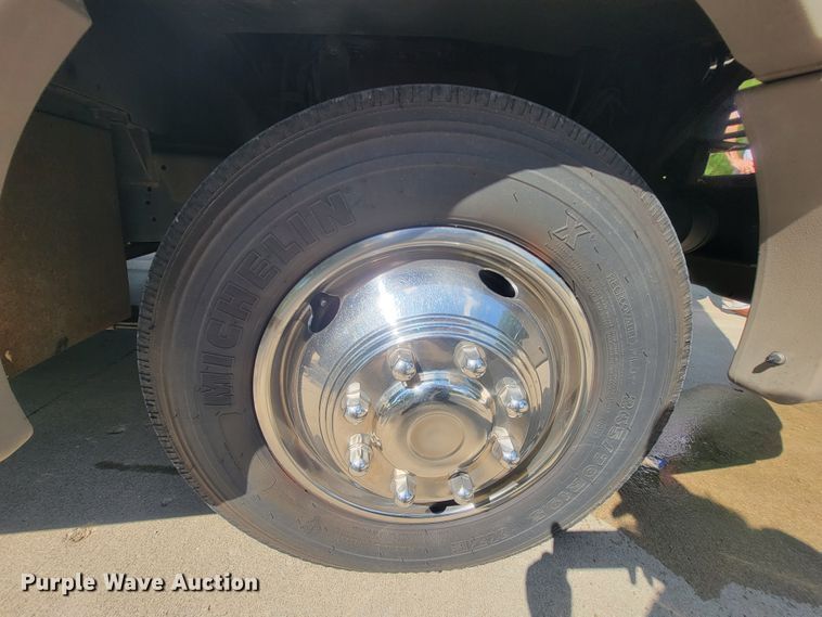 image for item IF9975 2000 Fleetwood Bounder  RV