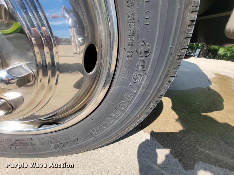 image for item IF9975 2000 Fleetwood Bounder  RV