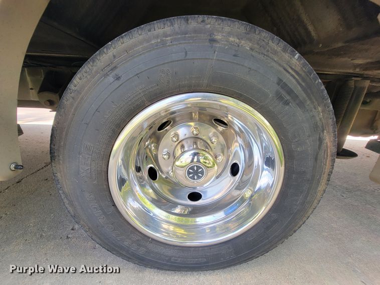 image for item IF9975 2000 Fleetwood Bounder  RV