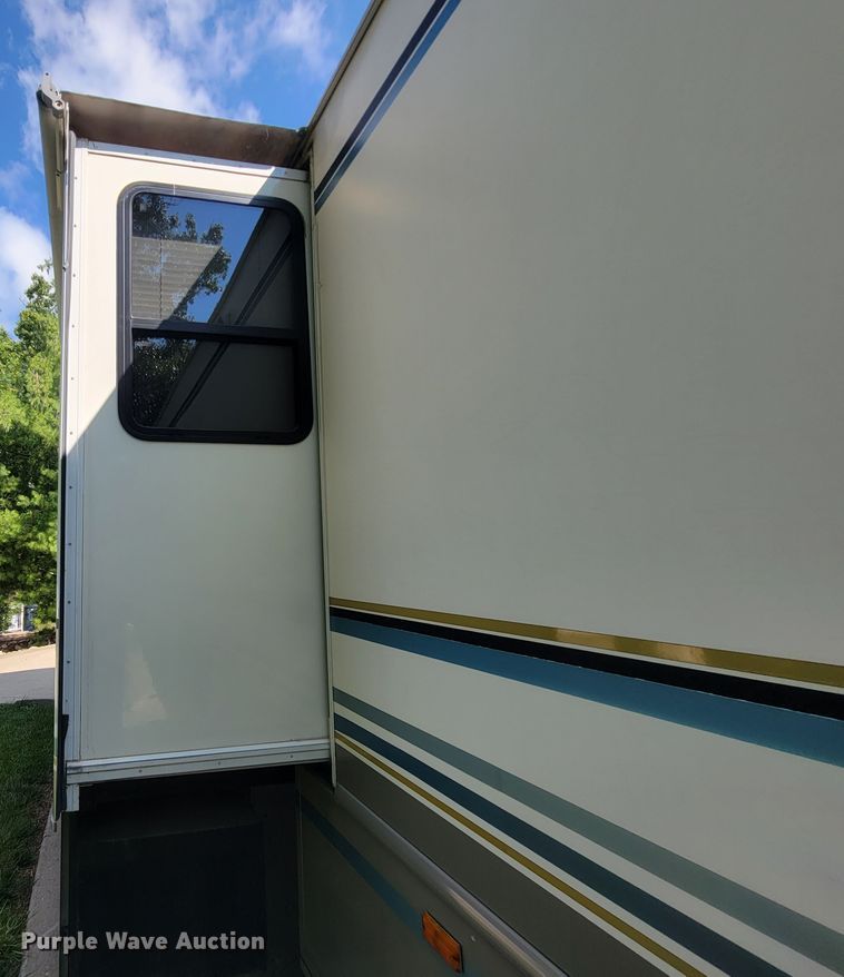 image for item IF9975 2000 Fleetwood Bounder  RV