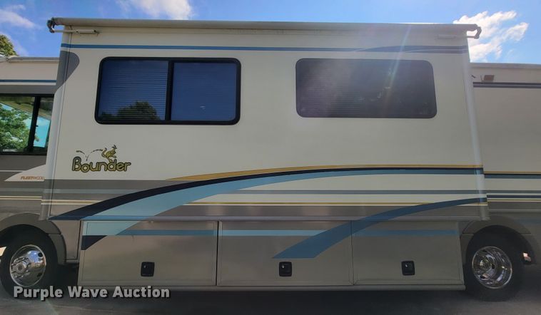 image for item IF9975 2000 Fleetwood Bounder  RV