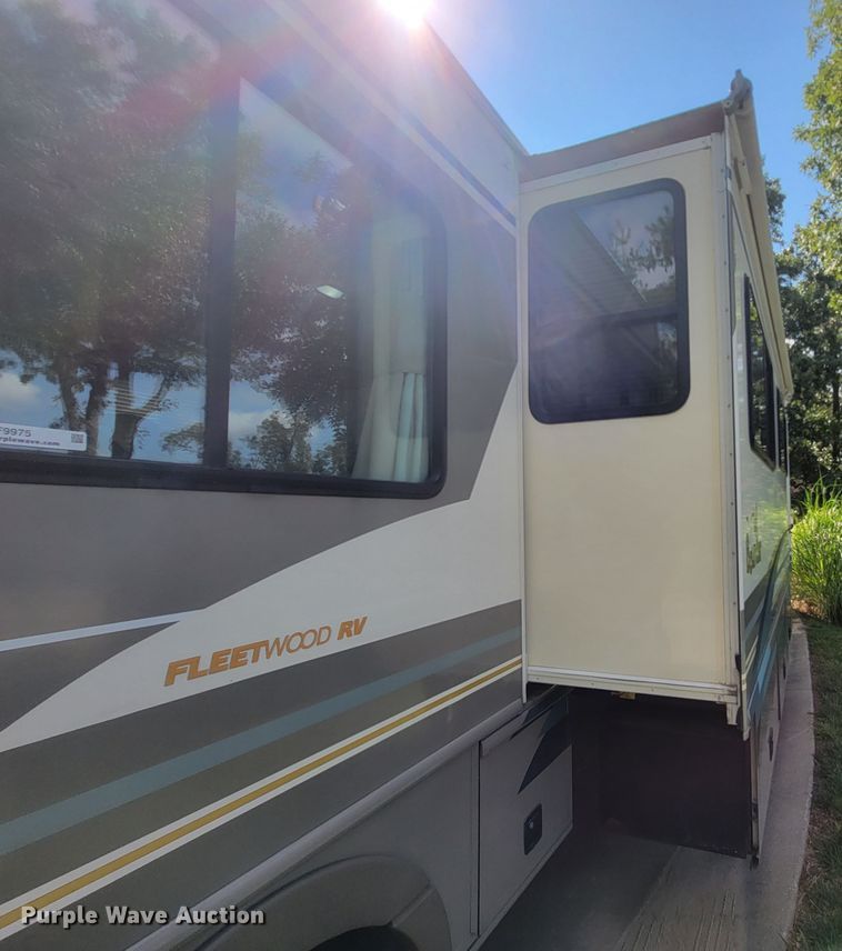 image for item IF9975 2000 Fleetwood Bounder  RV