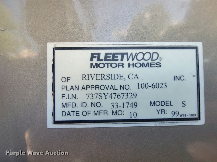 image for item IF9975 2000 Fleetwood Bounder  RV