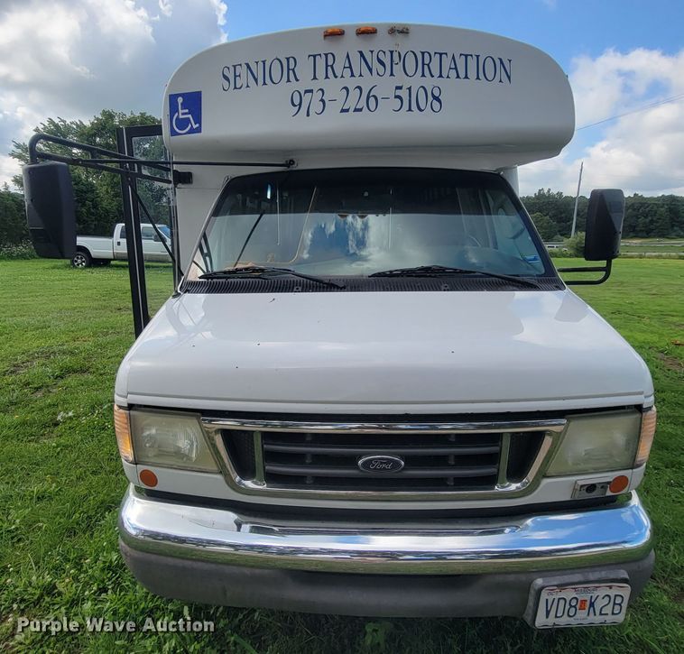 image for item IF9981 2003 Ford E450 Econoline  shuttle bus