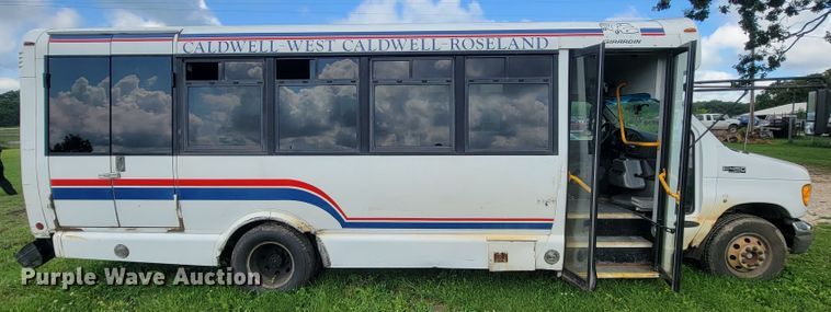 image for item IF9981 2003 Ford E450 Econoline  shuttle bus