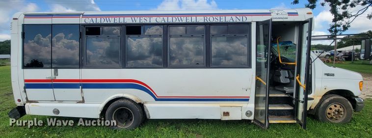 image for item IF9981 2003 Ford E450 Econoline  shuttle bus