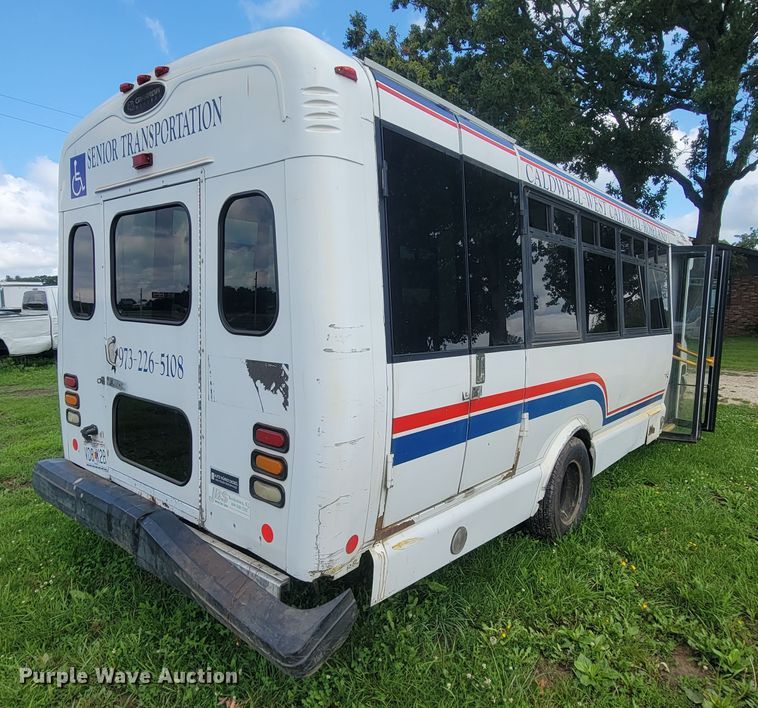 image for item IF9981 2003 Ford E450 Econoline  shuttle bus