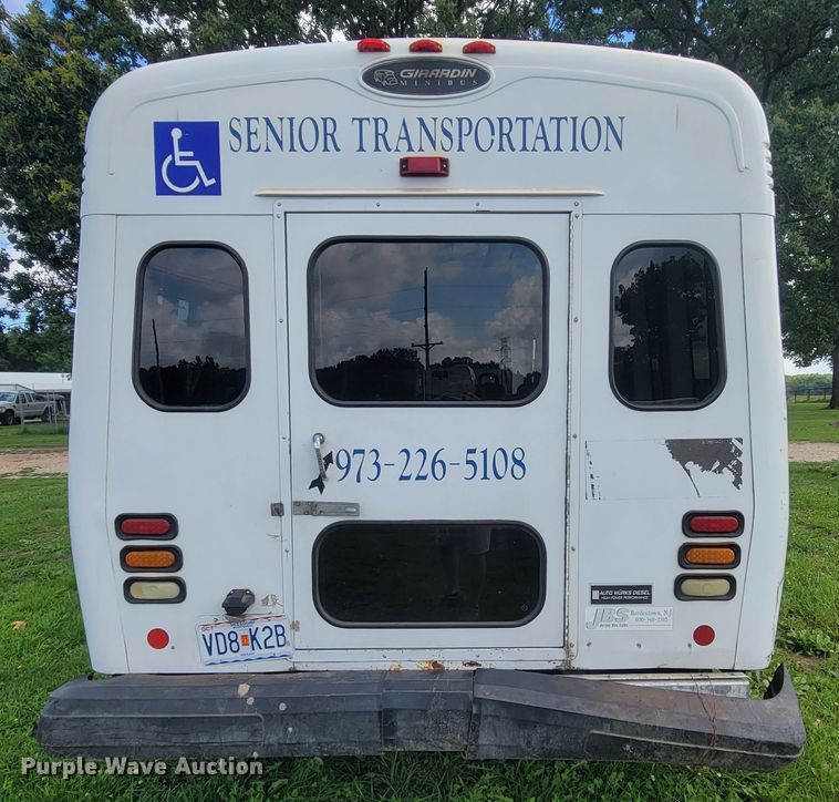 image for item IF9981 2003 Ford E450 Econoline  shuttle bus
