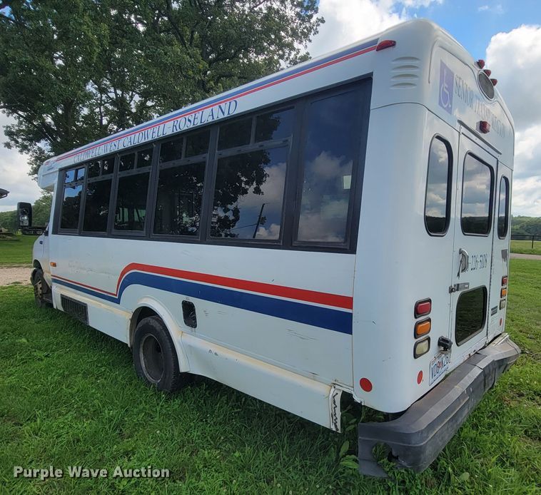 image for item IF9981 2003 Ford E450 Econoline  shuttle bus