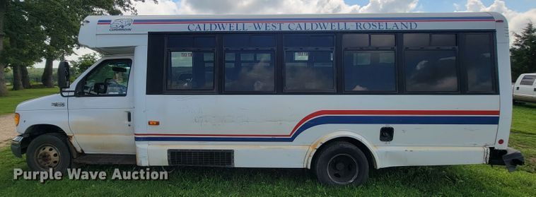 image for item IF9981 2003 Ford E450 Econoline  shuttle bus