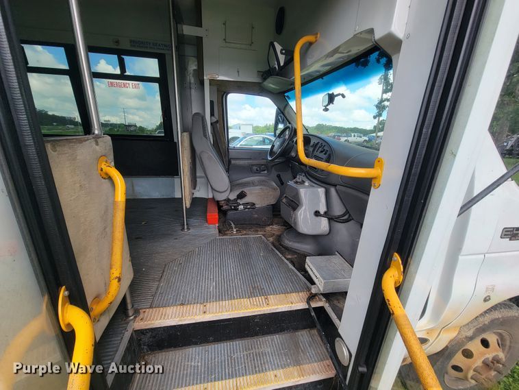image for item IF9981 2003 Ford E450 Econoline  shuttle bus