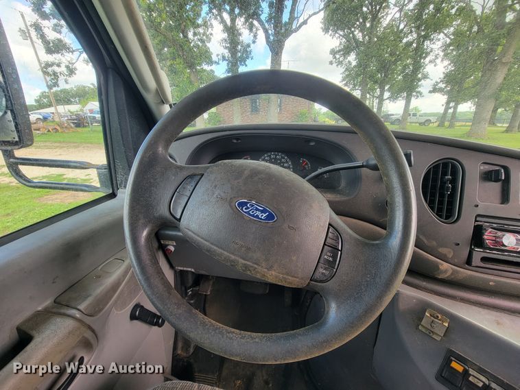 image for item IF9981 2003 Ford E450 Econoline  shuttle bus