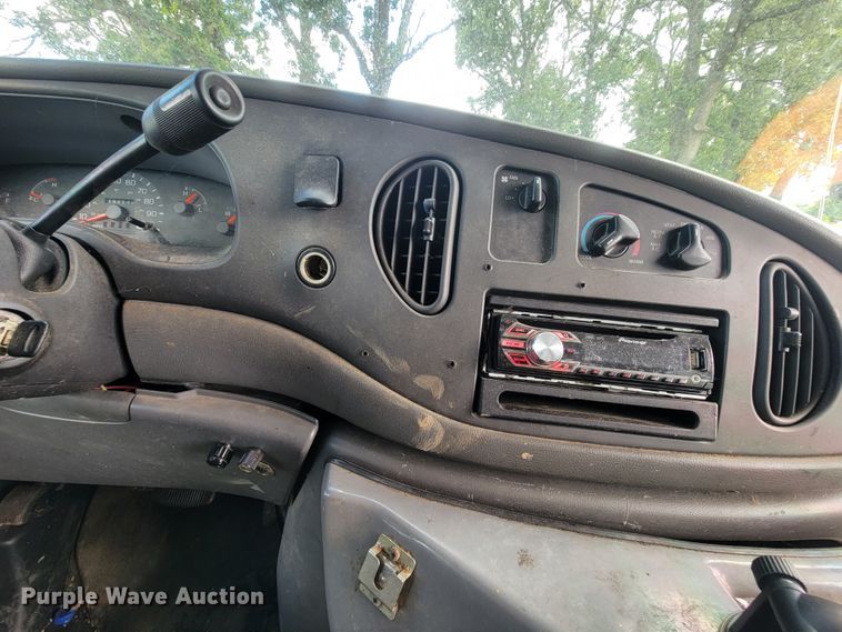 image for item IF9981 2003 Ford E450 Econoline  shuttle bus