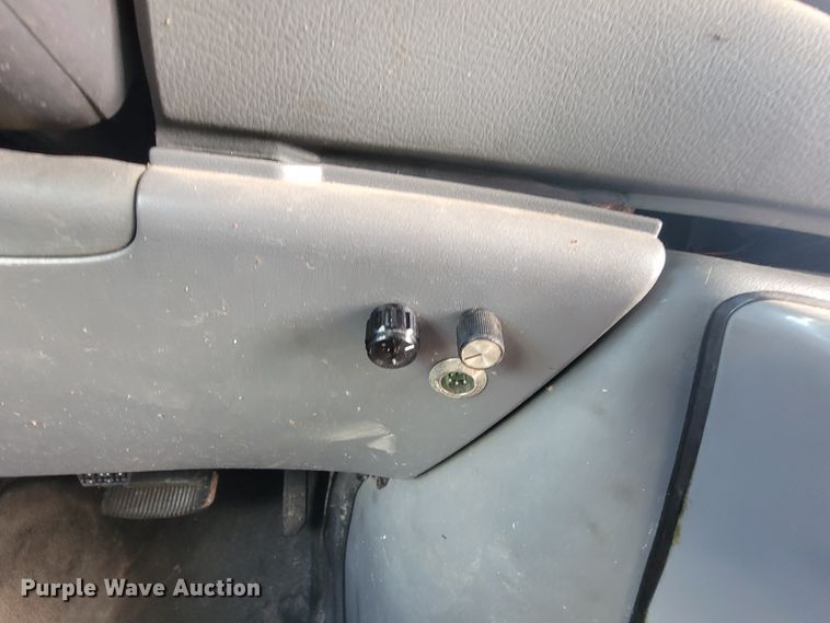 image for item IF9981 2003 Ford E450 Econoline  shuttle bus