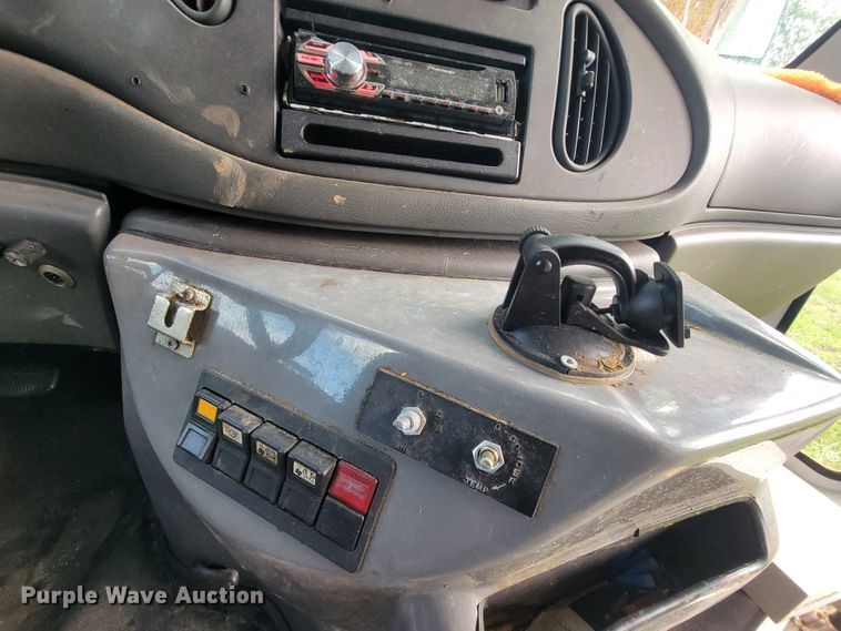 image for item IF9981 2003 Ford E450 Econoline  shuttle bus