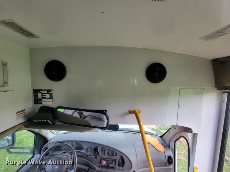 image for item IF9981 2003 Ford E450 Econoline  shuttle bus