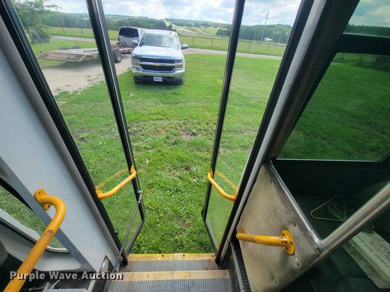 image for item IF9981 2003 Ford E450 Econoline  shuttle bus