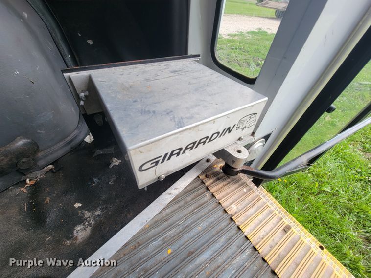 image for item IF9981 2003 Ford E450 Econoline  shuttle bus